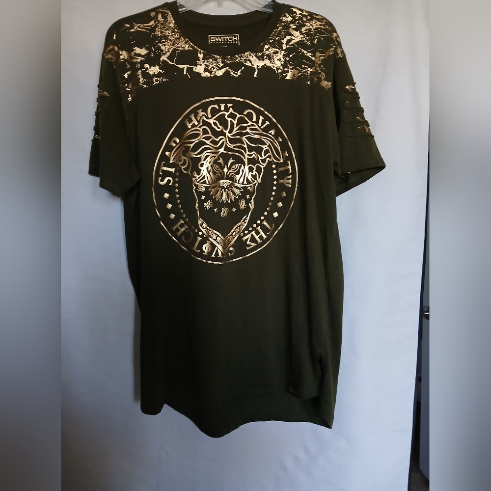 Switch Remarkable Men's Green T-shirt With Gold Graphic Print.